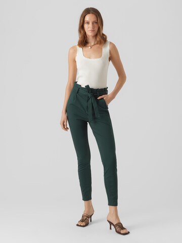 Vero Moda Tall Slimfit Hlače z naborki 'Eva' | zelena barva