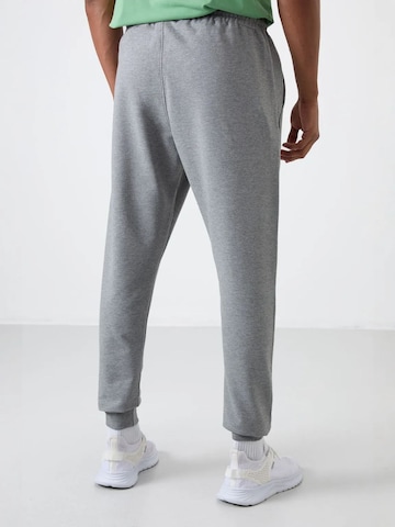 Tapered Pantaloni sportivi di Tommy Life in grigio