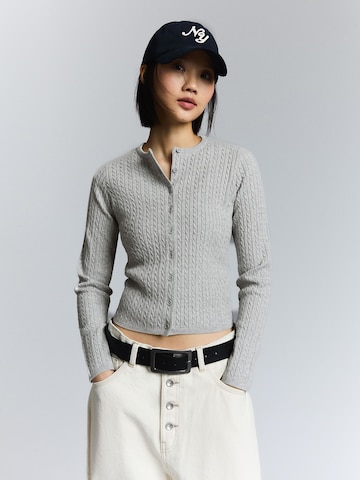 Bershka Плетена жилетка в сиво: отпред