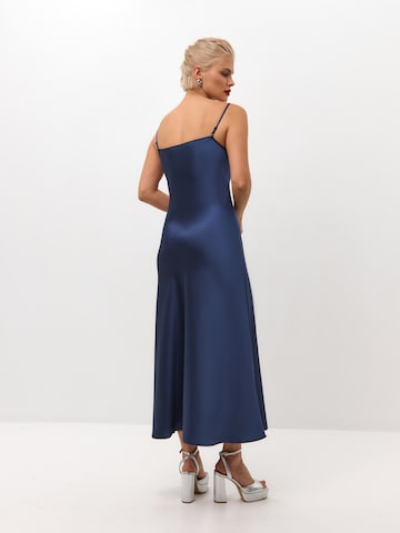Robe 'Midi satin slip dress 'Majestic'' Serena Silueta en bleu