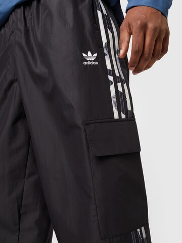 Tapered Pantaloni cargo 'Camo Series ' di ADIDAS ORIGINALS in nero