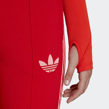 ADIDAS ORIGINALS Rozkloszowany krój Spodnie 'Adicolor 70S ' w kolorze czerwony