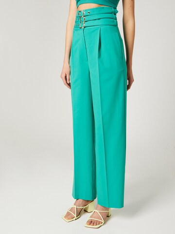 Hoermanseder x About You Wide leg Pleat-front trousers 'Jill' in Green: front