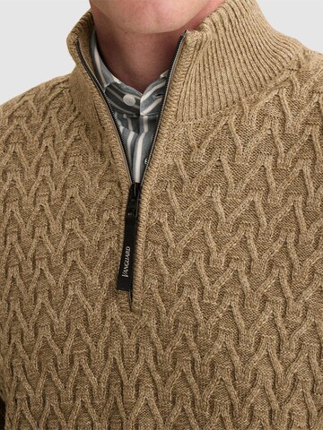 Pull-over 'Pullover in a wool blend with half-zip' VANGUARD en blanc