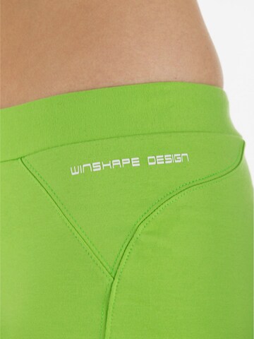 Winshape - Tapered Calças de desporto 'WBE5' em verde