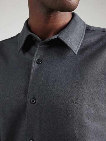 Calvin Klein - Ajuste confortable Camisa en negro
