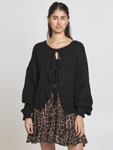 Lilavie Strickjacke ' Miaa ' in Schwarz: Vorderseite