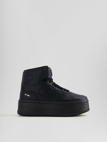 Sneaker înalt de la Bershka pe negru