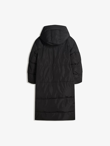 Bershka Zimski plašč | črna barva