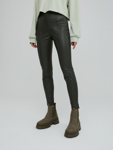 Skinny Leggings 'Teresa' di EDITED in verde: frontale