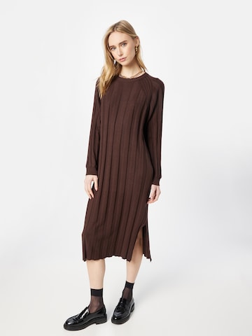 Esmé Studios Stickad klänning 'Pana' i brun: framsida