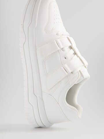 Baskets basses Bershka en blanc