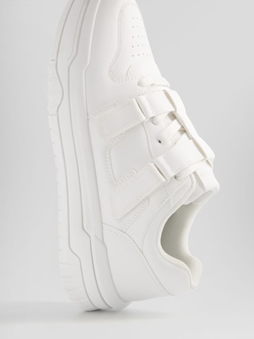 Sneaker bassa di Bershka in bianco