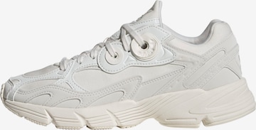 ADIDAS ORIGINALS Sneakers low 'Astir' i hvit: forside