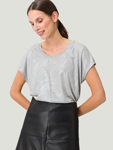 zero T-Shirt mit Alloverdruck in Grau: Vorderseite
