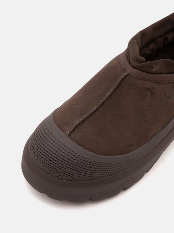 UGG Classic Flats 'Tasman' in Brown