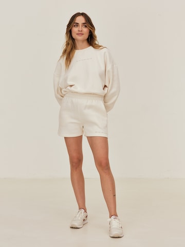 ABOUT YOU x Sofia Tsakiridou Regular Shorts 'Marlo' in Weiß