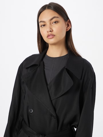 Manteau mi-saison 'Evelyn' WEEKDAY en noir