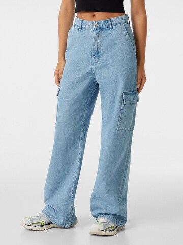 Bershka Wide leg Cargo jeans in Blue: front