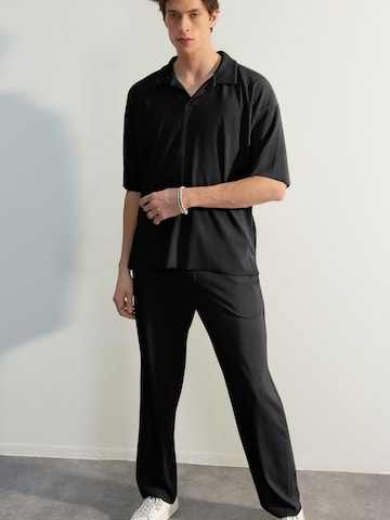 Trendyol Poloshirt in Schwarz