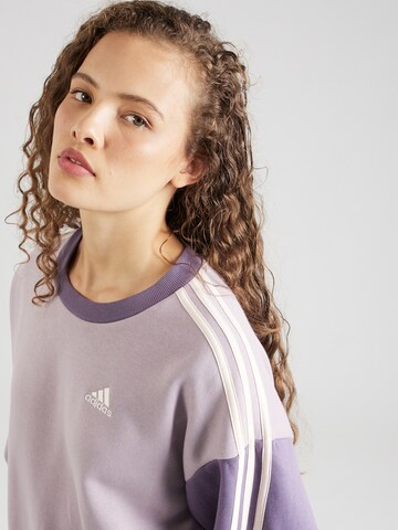 ADIDAS SPORTSWEAR Urheilullinen collegepaita 'Essentials' värissä lila