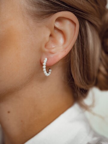 Hey Happiness Ohrringe 'Pearl Glow'‌‌‌ in Silber: Vorderseite