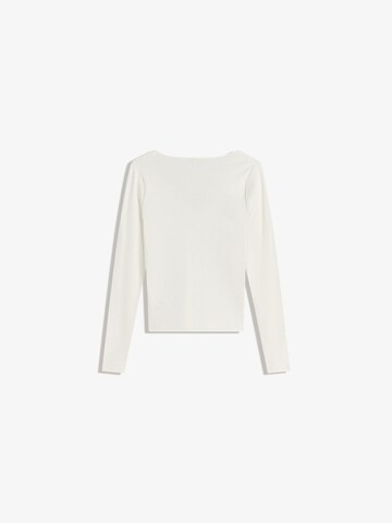 Tricou de la Bershka pe alb
