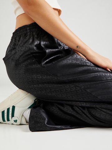 ADIDAS ORIGINALS Szeroka nogawka Spodnie 'Trefoil Monogram Satin' w kolorze czarny