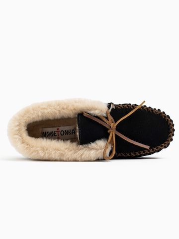 Minnetonka Mocassins 'Chrissy' in Zwart