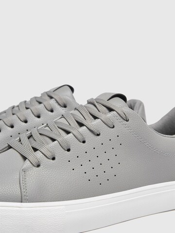 Pull&Bear Sneaker in Grau