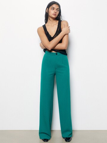 Pull&Bear Loose fit Trousers with creases in Green: front