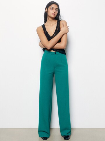 Loosefit Pantalon à plis Pull&Bear en vert : devant