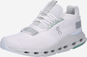 Sneaker bassa 'Cloudnova' di On in bianco: frontale