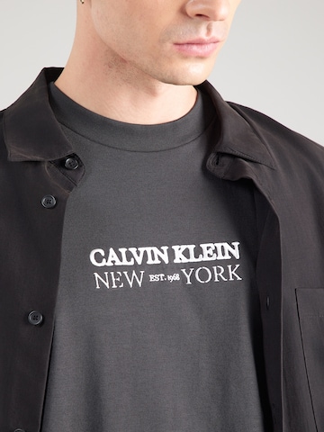 Calvin Klein Szabványos Póló - szürke