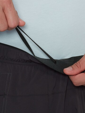 MAMMUT Regular Outdoor Pants in Black