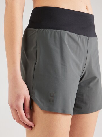 On Regular Sportshorts in Grau