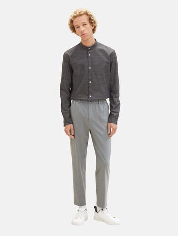 Regular Pantalon à plis TOM TAILOR DENIM en gris