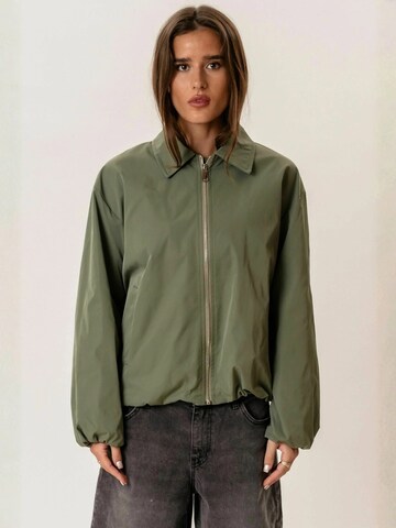 TEESHOPPEN Kurtka przejściowa ' Ines ' w kolorze zielony: przód