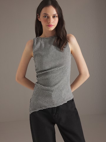 Trendyol Top in Black: front