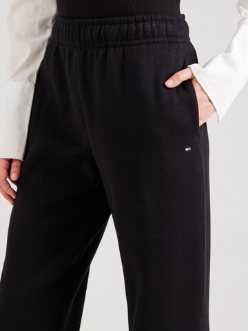 Tapered Pantaloni 'ESSENTIALS' di TOMMY HILFIGER in nero