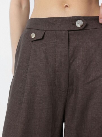 Loosefit Pantaloni con pieghe 'Hilda' di Antioch in marrone