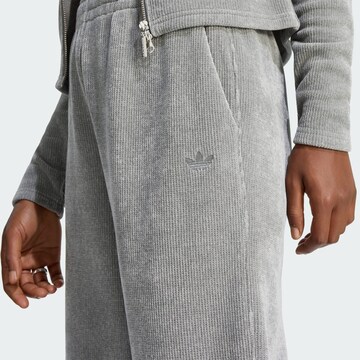 ADIDAS ORIGINALS Zvonové kalhoty Kalhoty 'Prem Ess' – šedá