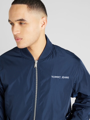 Tommy Jeans Välikausitakki 'CLASSICS' värissä sininen