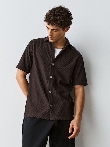 Next - Regular Fit Camisa em castanho: frente