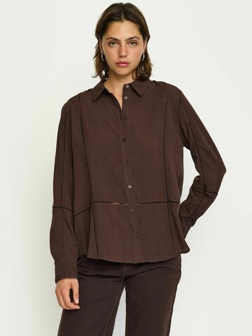 Soft Rebels Blouse 'Edwina' in Bruin: voorkant