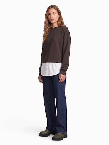 ABOUT YOU Sweatshirt 'Dorina' in Braun: Seite