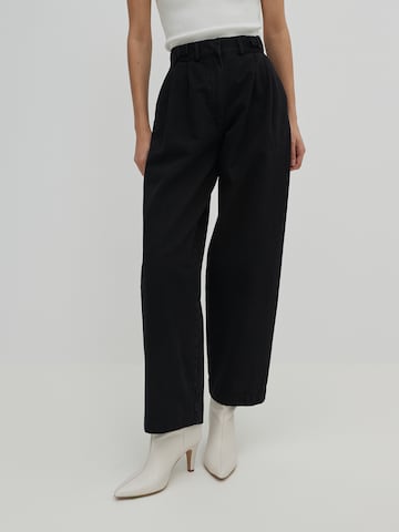 EDITED Regular Pleated Jeans 'Chiara' in Black: front