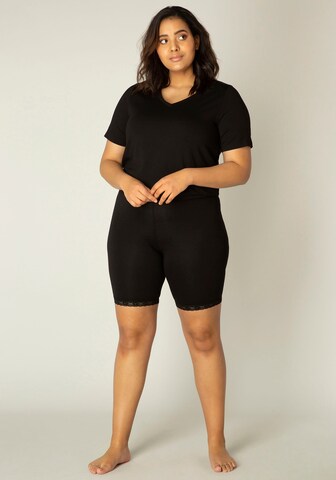 BASE LEVEL CURVY Skinny Shorts in Schwarz