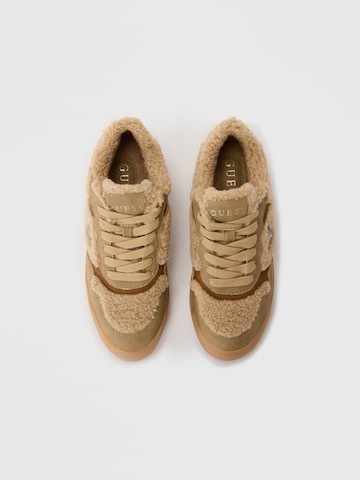 Baskets basses 'MIRAM' GUESS en beige