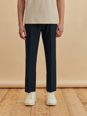 DAN FOX APPAREL - regular Pantalón de pinzas 'Gabriel' en azul: frente